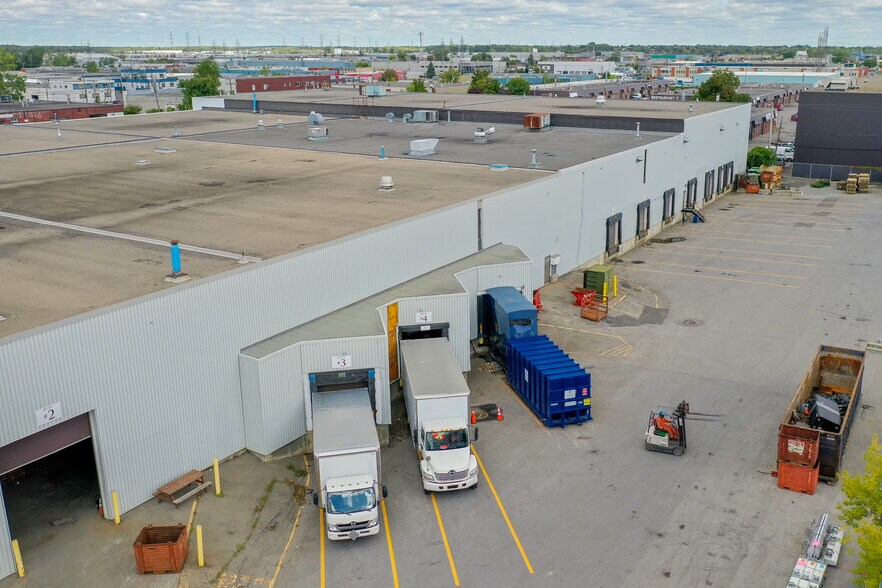 More Photos Of 2995-2999 Boul Le Corbusier, Laval Warehouse For Lease