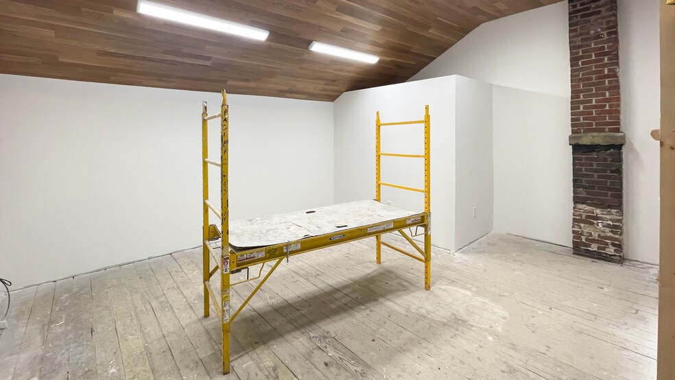 More Photos Of 554 Main St, Oakville Storefront Retail Office For Lease