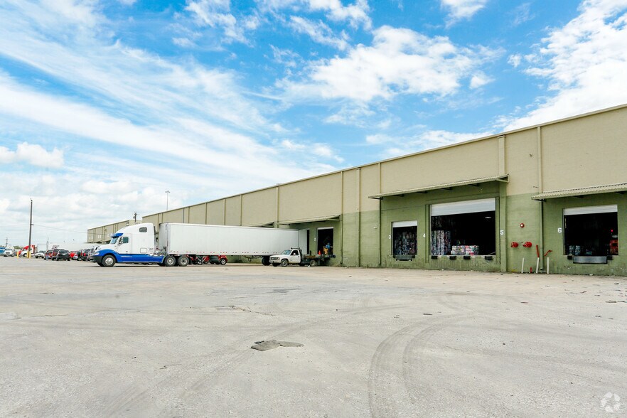 More Photos Of 4800 Blaffer St, Houston Warehouse For Lease