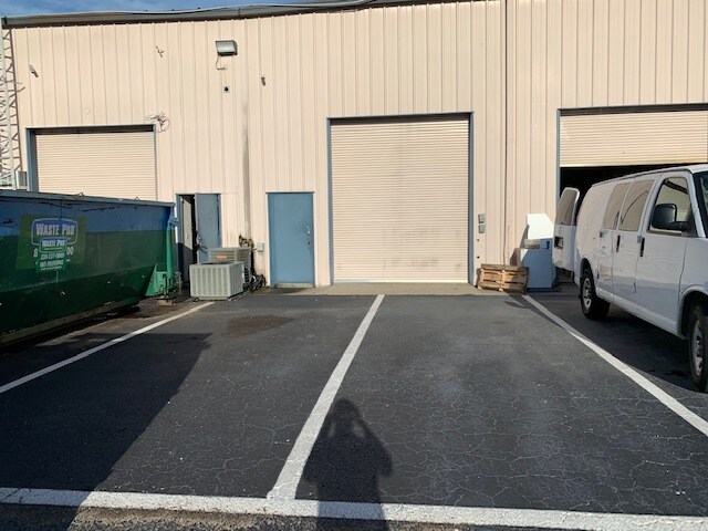 More Photos Of 12155 Metro Pky, Fort Myers Showroom For Lease