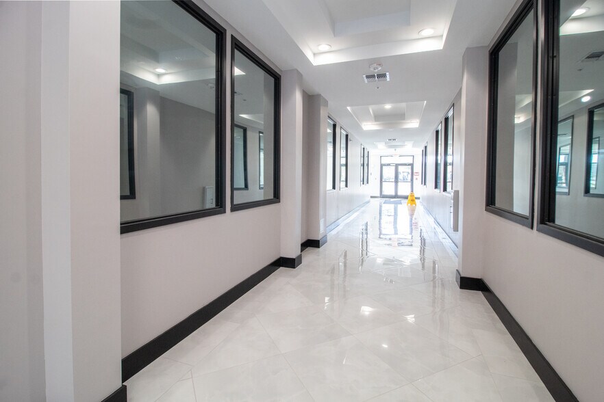 More Photos Of 13564 Village Park Dr, Orlando Office For Sale