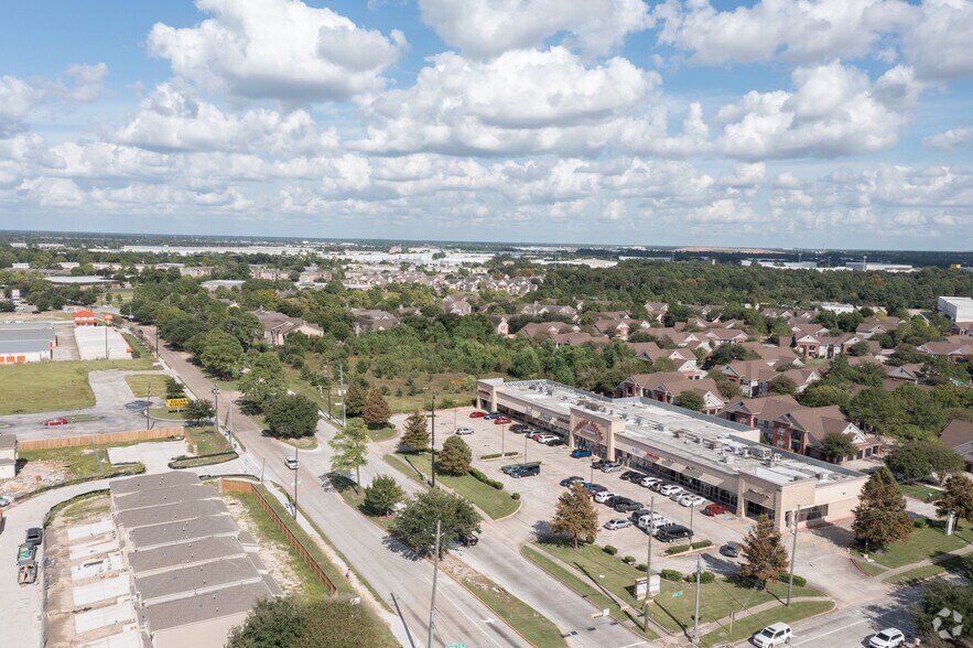 More Photos Of 15002 Ella Blvd, Houston Unknown For Lease