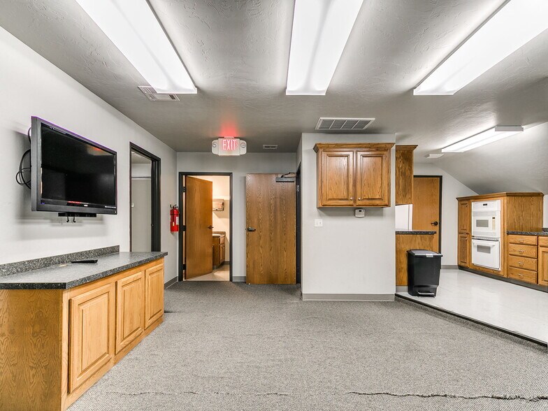 More Photos Of 901-909 Wall St, Norman Office For Sale