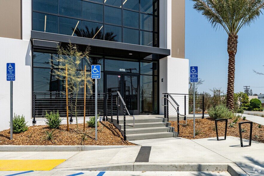 More Photos Of 4416 Azusa Canyon Rd, Irwindale Distribution For Lease