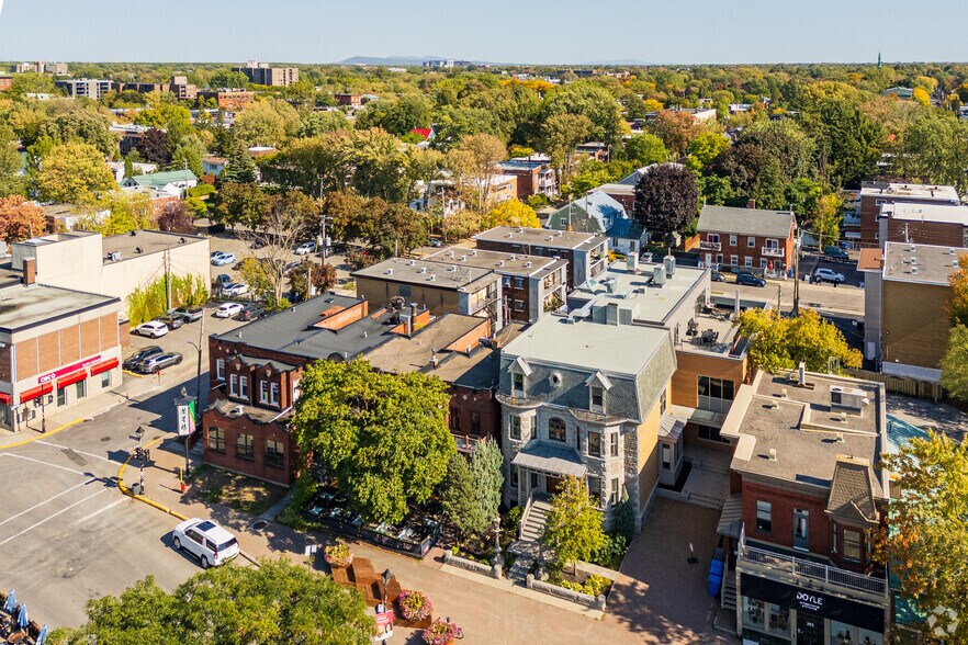 More Photos Of 240-246 Rue Saint-Charles O, Longueuil Storefront Retail Office For Lease
