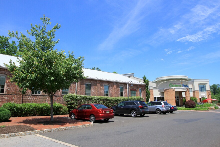 More Photos Of 400 Union Square Dr, New Hope Bar For Lease
