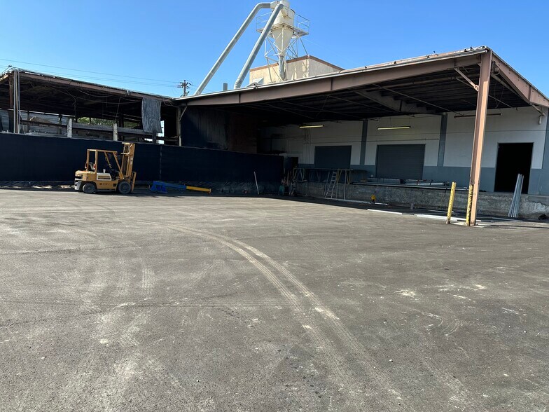 More Photos Of 20915 S Lamberton Ave, Carson Service For Lease