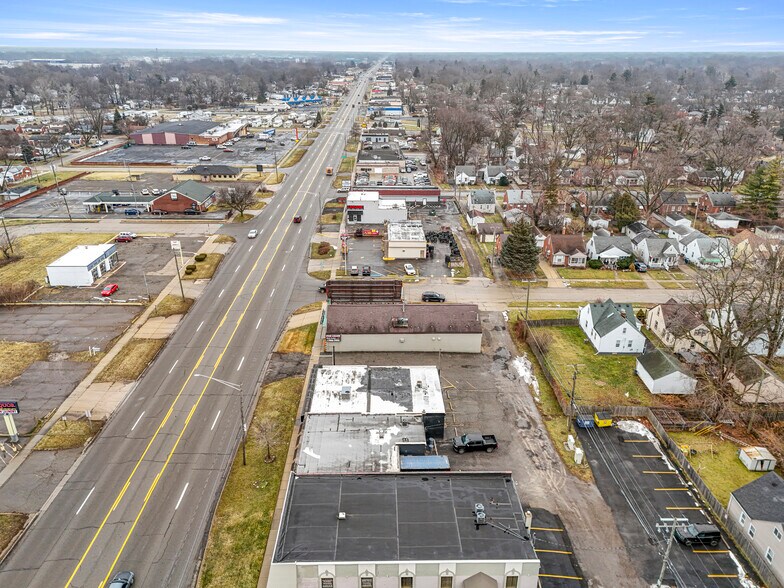 More Photos Of 26905 Plymouth Rd, Redford Township Freestanding For Lease