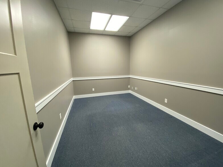 More Photos Of 409 Chicago Dr, Fayetteville Flex For Lease