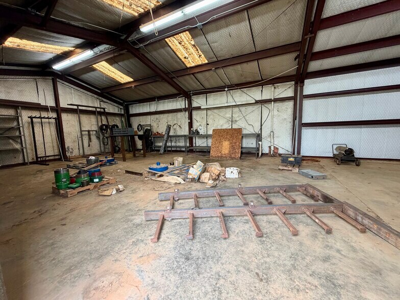 More Photos Of 2000 E Murchison St, Palestine Light Manufacturing For Sale