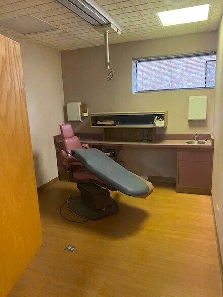More Photos Of 7020-7022 W North Ave, Chicago Medical For Lease