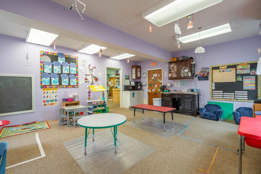 More Photos Of 415 Main St, Spencer Office For Sale