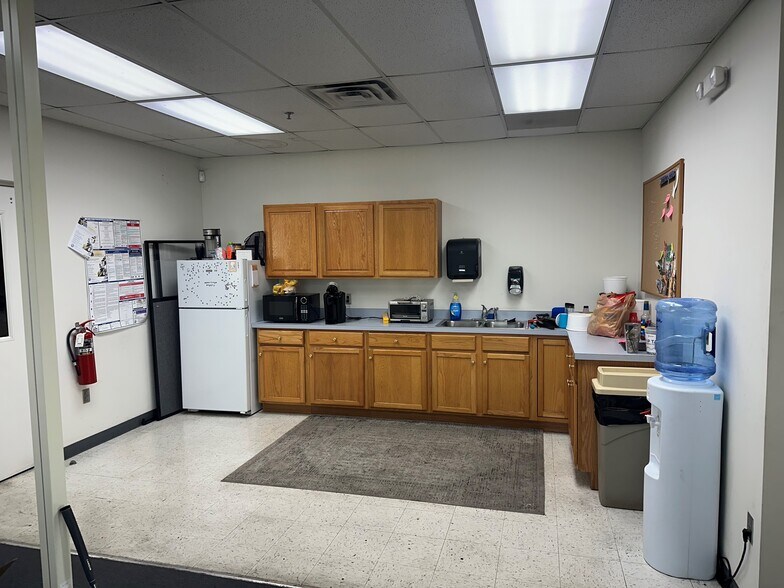 More Photos Of 2401 William Brooks Dr, Evansville Warehouse For Lease