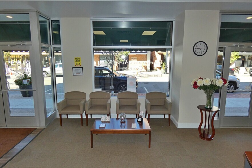 More Photos Of 10 W Main St, Lancaster Flex For Lease