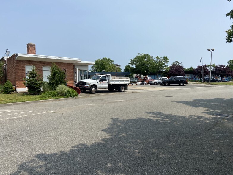 Primary Photo Of 99 Wolcott Rd, Levittown Auto Repair For Sale