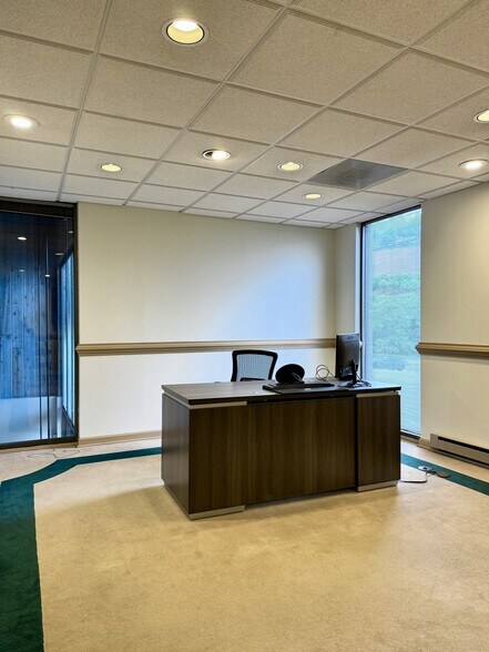 More Photos Of 3902-3904 Franklin Rd, Roanoke Office For Lease