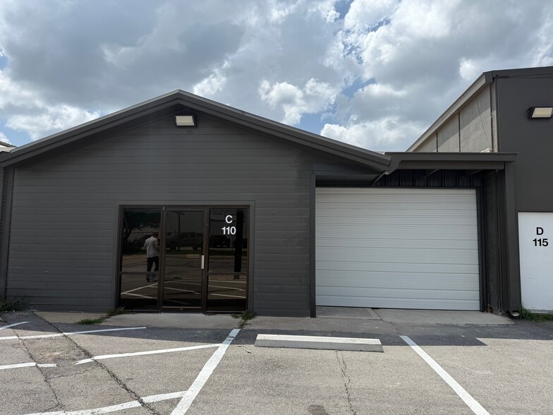 More Photos Of 11110 Bluff Bend Dr, Austin Warehouse For Sale