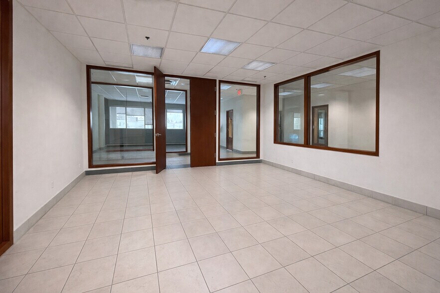 More Photos Of 4040 Rue Jean-Talon O, Montréal Flex For Lease