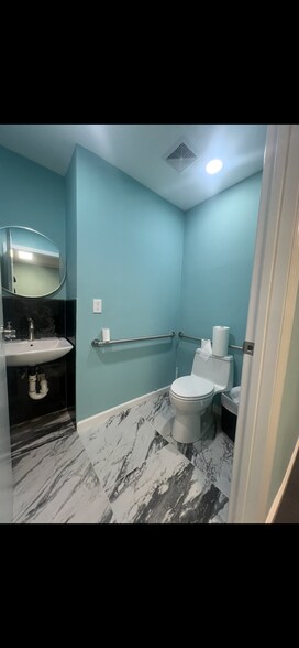 More Photos Of 652 Suffolk Ave, Brentwood Office For Sale