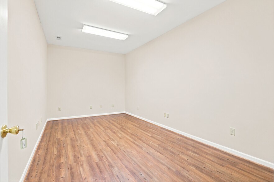 More Photos Of 1569 Jefferson Hwy, Fishersville Office For Lease
