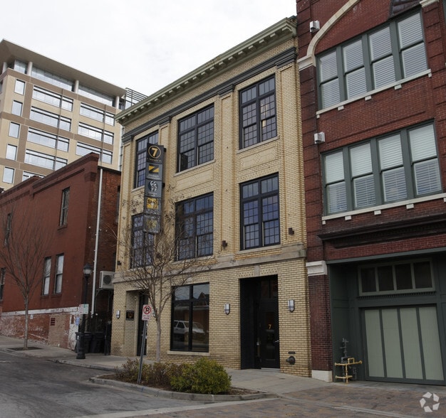 More Photos Of 7 S Laurens St, Greenville Office For Sale