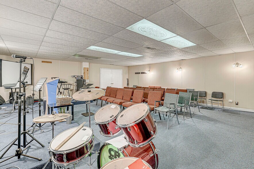 More Photos Of 3637 W 10th St, Indianapolis Office For Sale