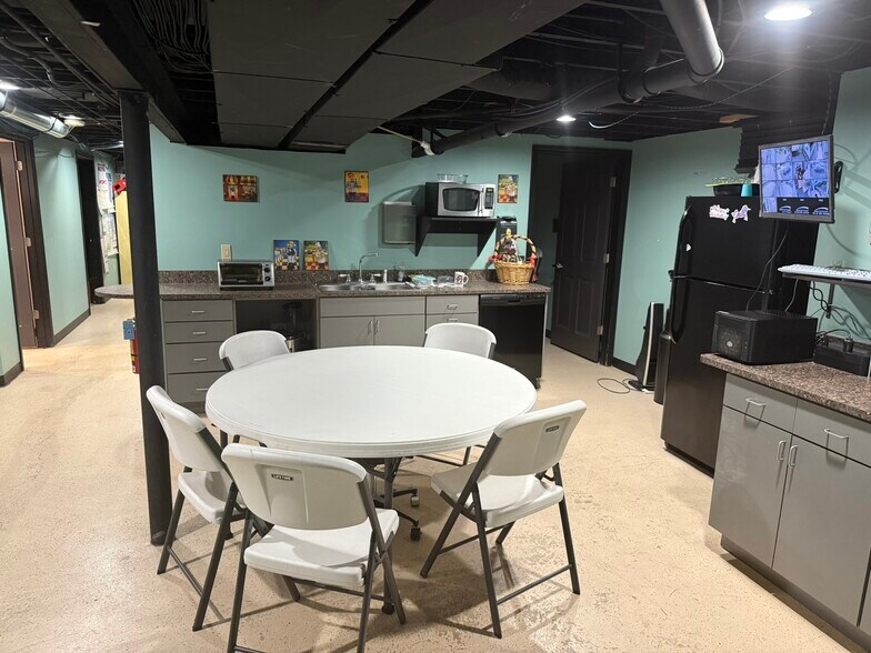 More Photos Of 1637 Portage Ave, South Bend Medical For Sale
