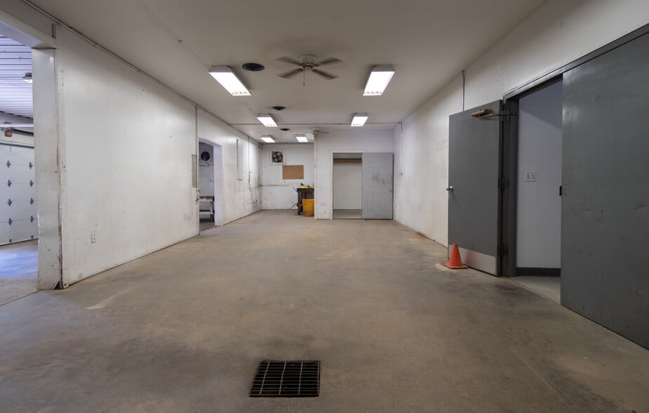 More Photos Of 27425 State Route 7, Marietta Auto Repair For Lease