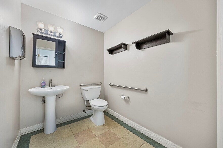 More Photos Of 14522 University Point Pl, Tampa Medical For Sale