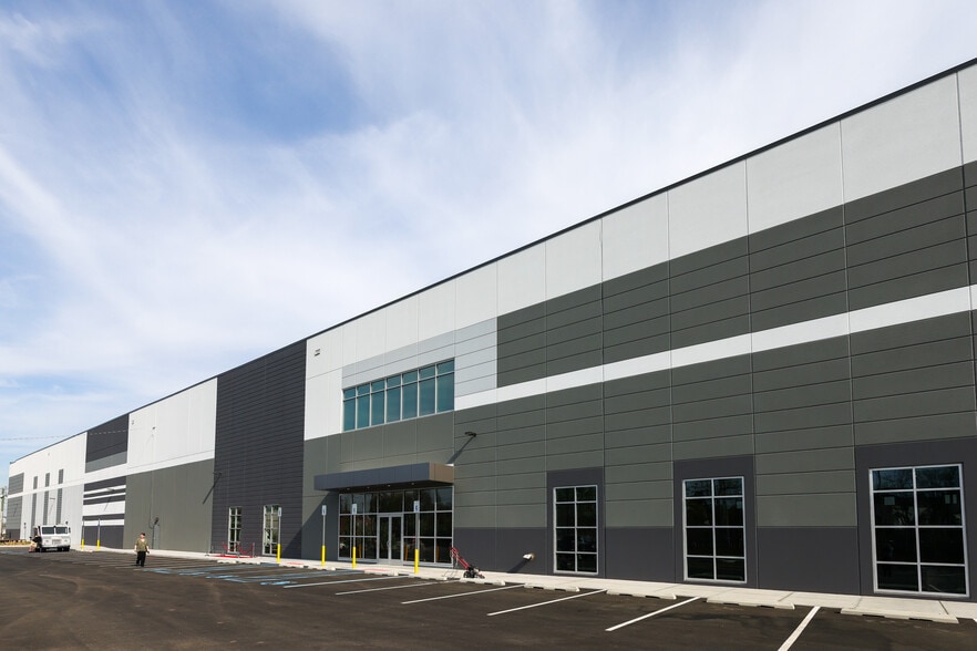 More Photos Of 1 Nassau Pl, Staten Island Warehouse For Lease