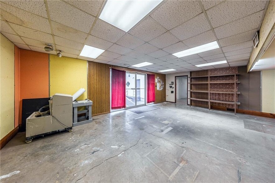 More Photos Of 2327 N Belt Hwy, Saint Joseph General Retail For Lease