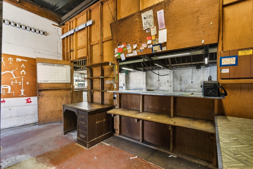 More Photos Of 201 N 2nd St, Raton Auto Repair For Sale