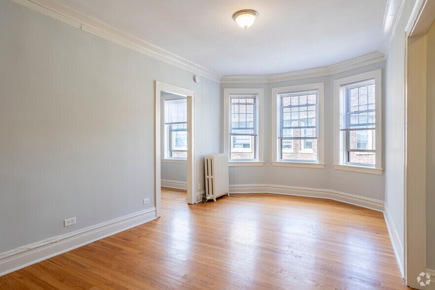 More Photos Of 1000-1010 North Blvd, Oak Park Apartments For Lease