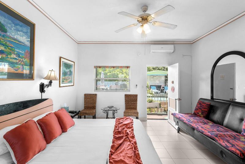 More Photos Of 40 George St, Nassau Hotel For Sale