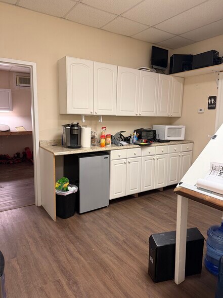 More Photos Of 1076 Business Ln, Naples Showroom For Sale