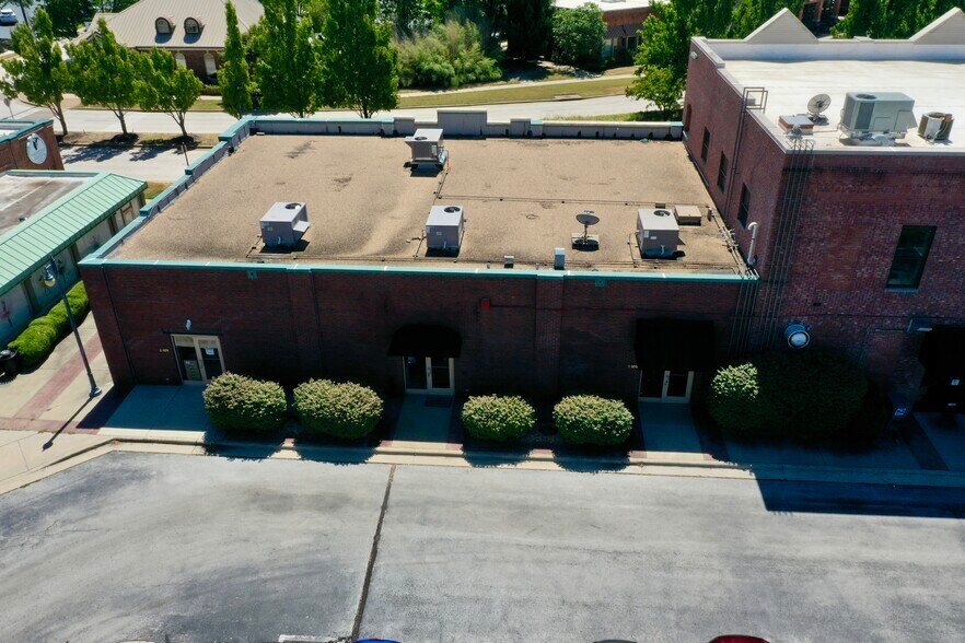 More Photos Of 2101 W Chesterfield Blvd, Springfield Office For Sale