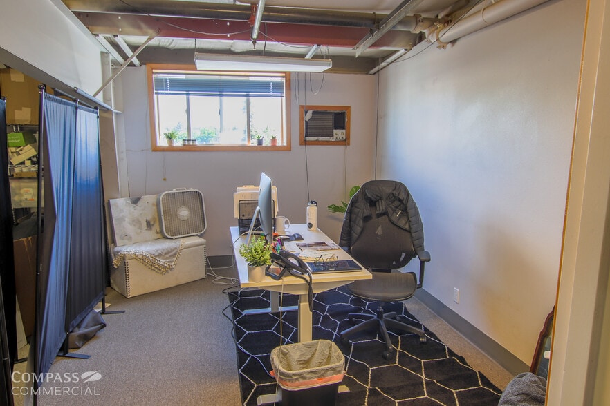 More Photos Of 62980 Boyd Acres Rd, Bend Warehouse For Lease