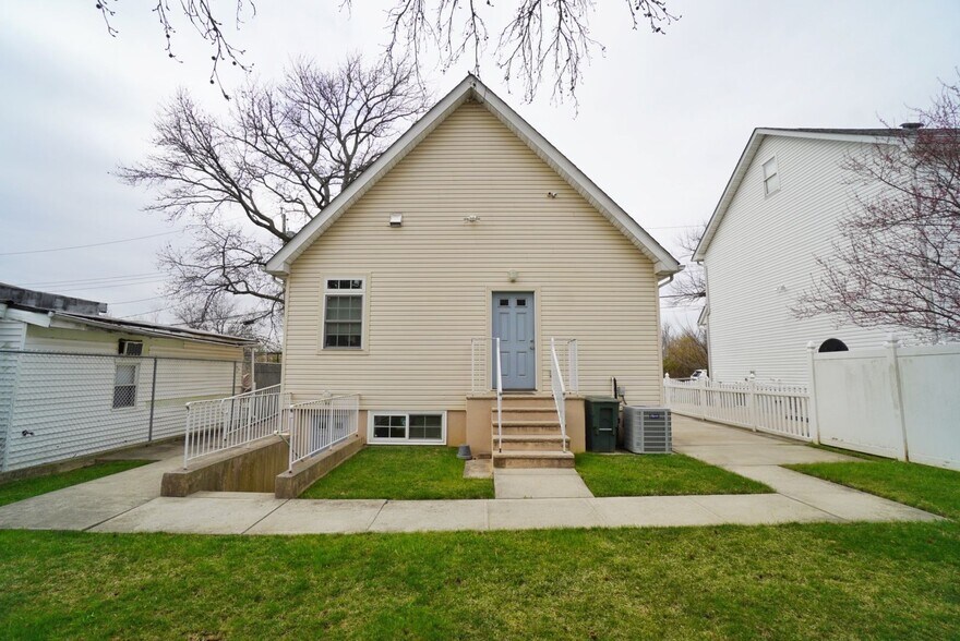 More Photos Of 1562 Drumgoole Rd E, Staten Island Medical For Sale