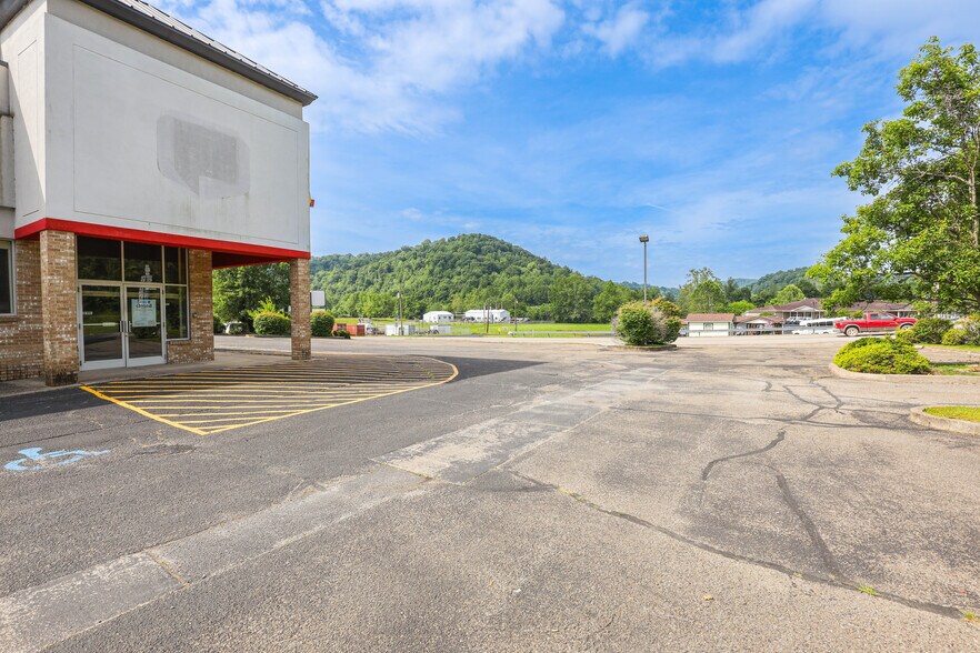 More Photos Of 902 N Lewis St, Glenville Drugstore For Sale