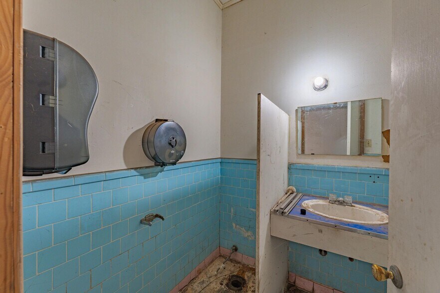 More Photos Of 100 Commerce st, Gustine General Retail For Sale