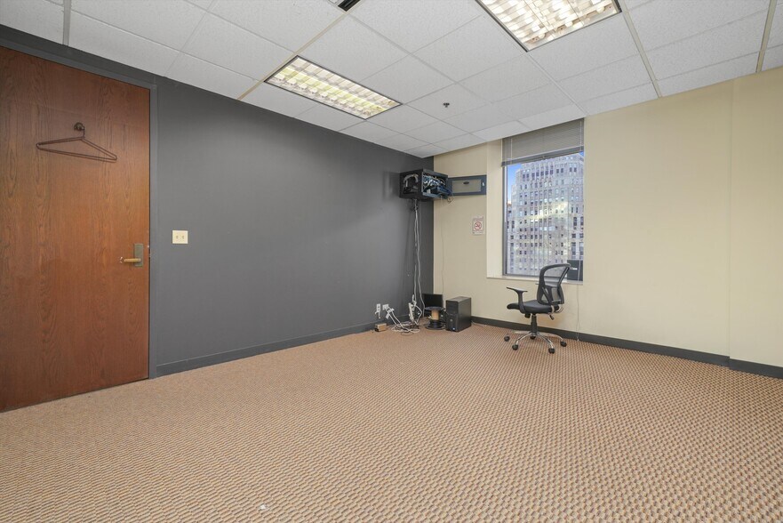 More Photos Of 211 W Wacker Dr, Chicago Office For Sale