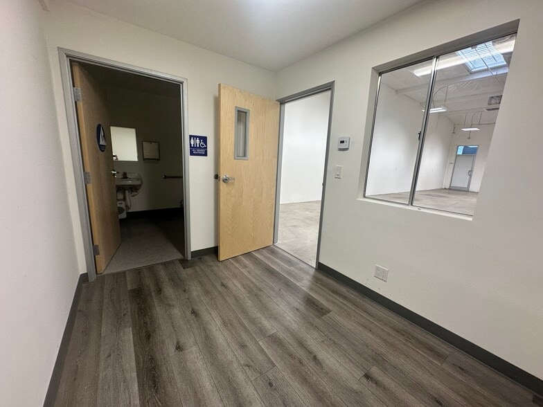 More Photos Of 14723-14825 Oxnard St, Van Nuys Unknown For Lease