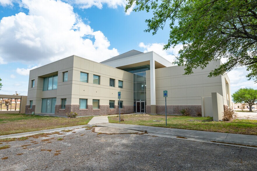 More Photos Of 1024 Texas Yes Blvd, Robstown Office For Lease