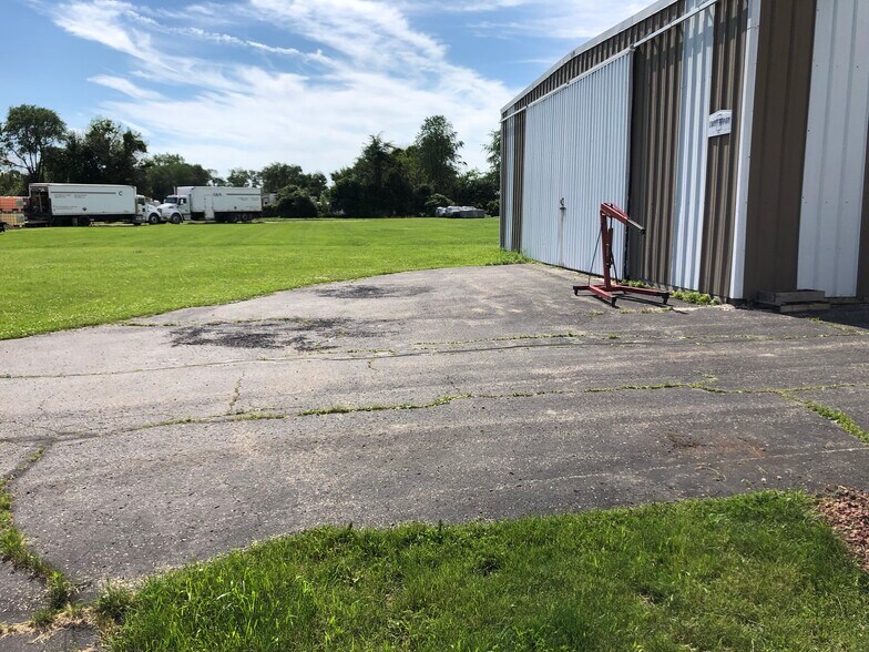 More Photos Of 4115 N US Highway 51, Janesville Showroom For Sale