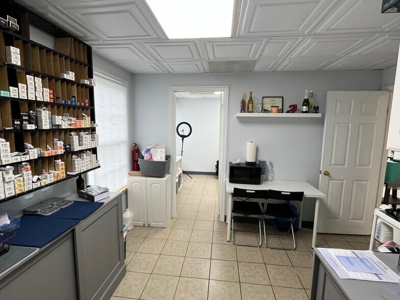 More Photos Of 60 Stirling Rd, Watchung Storefront Retail Office For Lease