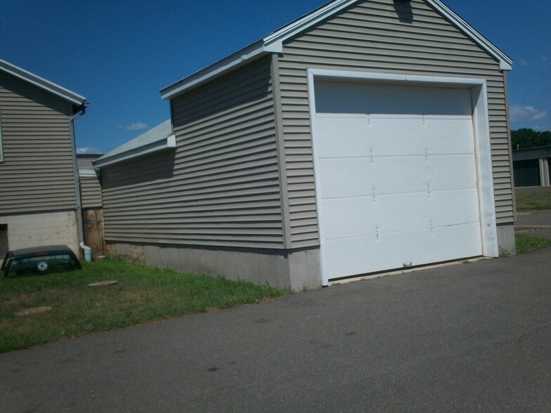 More Photos Of 47-50 Plantation Rd, Broad Brook Flex For Lease