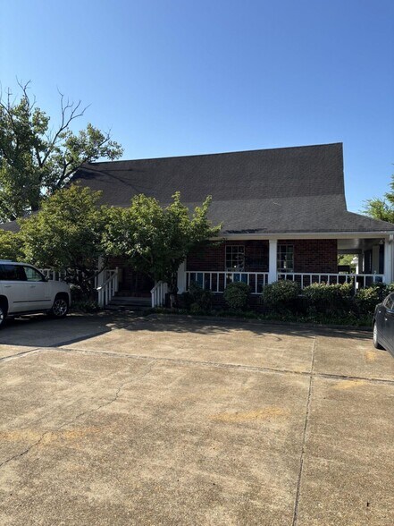 Primary Photo Of 915 W Main St, Tupelo Freestanding For Sale