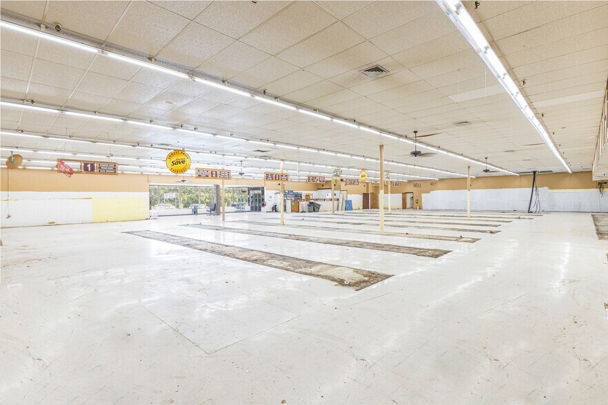 More Photos Of 500 S Commercial St, Crocker Storefront For Sale