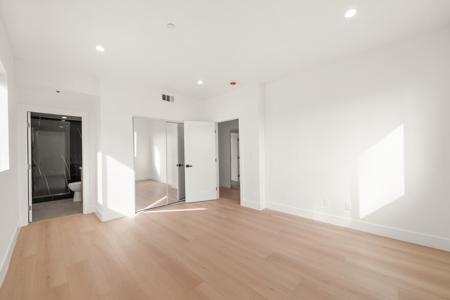More Photos Of 913 N Hobart Blvd, Los Angeles Apartments For Sale