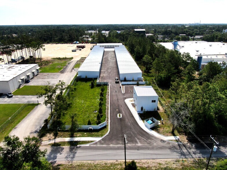More Photos Of 11691 Industry Dr, Jacksonville Self Storage For Lease